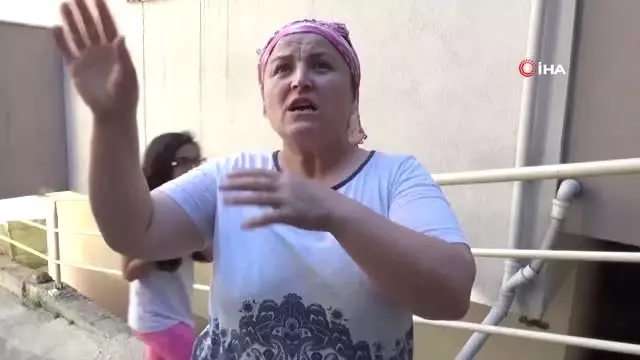 Binadan düşen parçalar mahalleliyi korkutuyor