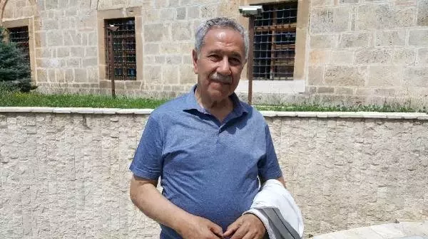 Bülent Arınç: Demokraside seçimle gelinir, seçimle gidilir