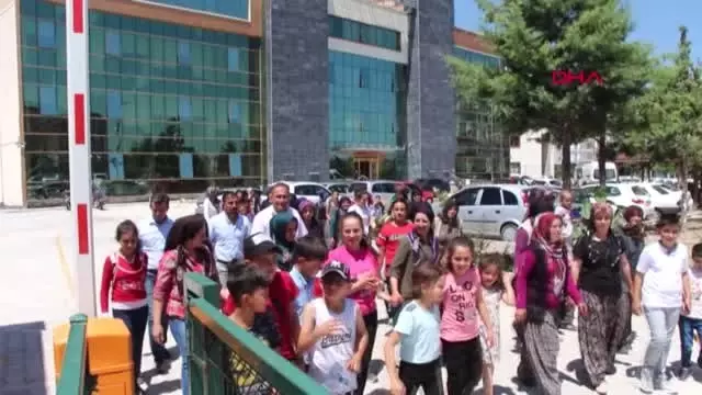 BURDUR Okulun kapatılmaması için eylem yaptılar