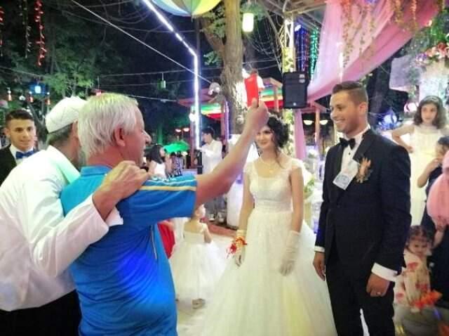 Düğünde iyi oynamayan hakeme kırmızı kart gösterdi