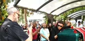 Selen Görgüzel: Enis Foforoğlu'nun cenazesinde Hamdi Alkan ile eşinin tartışılan fotoğrafı Selen Görgüzel: Enis Foforoğlu'nun cenazesinde Hamdi Alkan ile eşinin tartışılan fotoğrafı