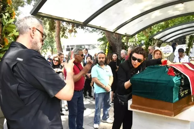 Enis Foforoğlu'nun cenazesinde Hamdi Alkan ile eşinin tartışılan fotoğrafı