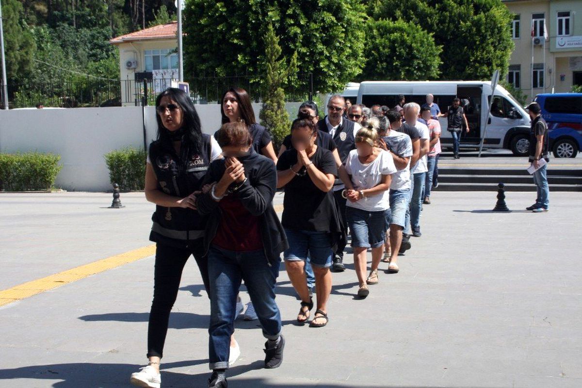 Zengin kadınları büyücülük ve üfürükçülükle 3 milyon lira dolandırdılar