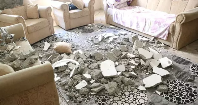 Evlerinin tavanı çöken anne ile oğul ölümden döndü