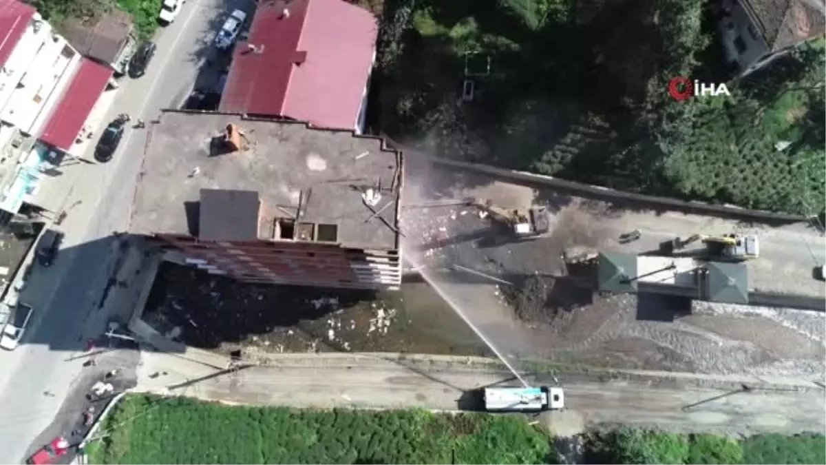 Fırtına Vadisi'nde vatandaşlar kendi binalarını yıktı