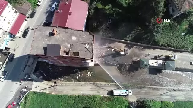 Fırtına Vadisi'nde vatandaşlar kendi binalarını yıktı