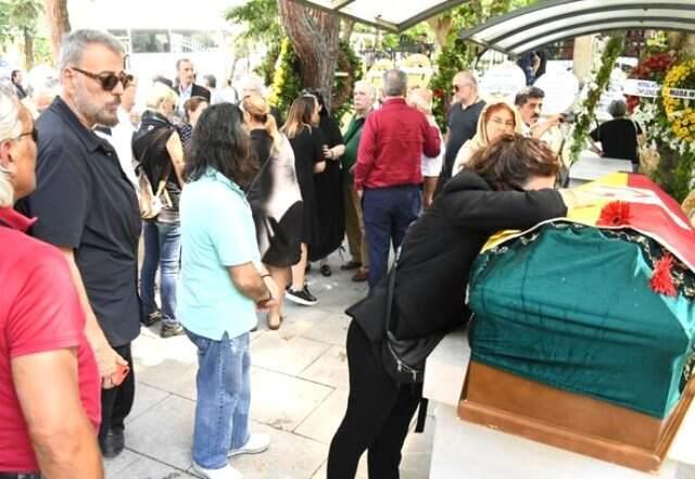 Hamdi Alkan, Enis Fosforoğlu'nun tabutuna sarılan eşinin fotoğrafını çekti