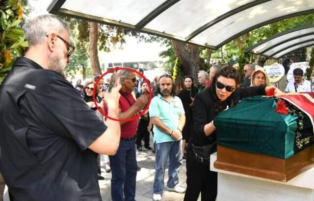 Hamdi Alkan, Enis Fosforoğlu'nun tabutuna sarılan eşinin fotoğrafını çekti