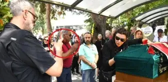Selen Görgüzel: Hamdi Alkan, Enis Fosforoğlu'nun tabutuna sarılan eşinin fotoğrafını çekti Selen Görgüzel: Hamdi Alkan, Enis Fosforoğlu'nun tabutuna sarılan eşinin fotoğrafını çekti