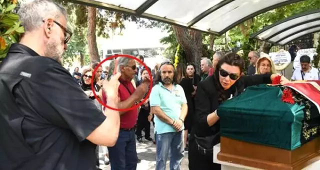Hamdi Alkan, Enis Fosforoğlu'nun tabutuna sarılan eşinin fotoğrafını çekti