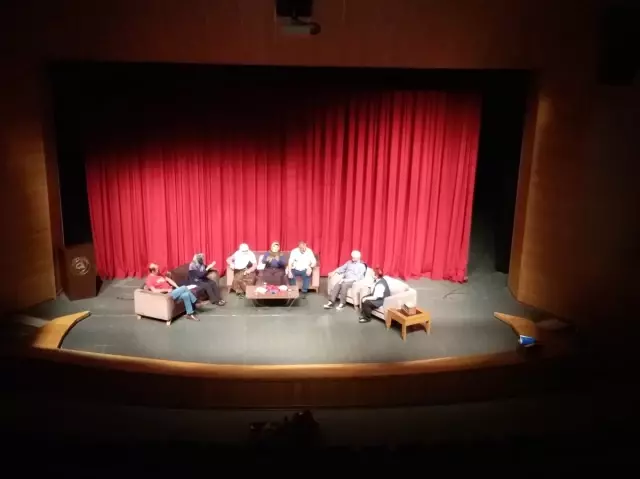 Huzurevi sakinleri tiyatroda