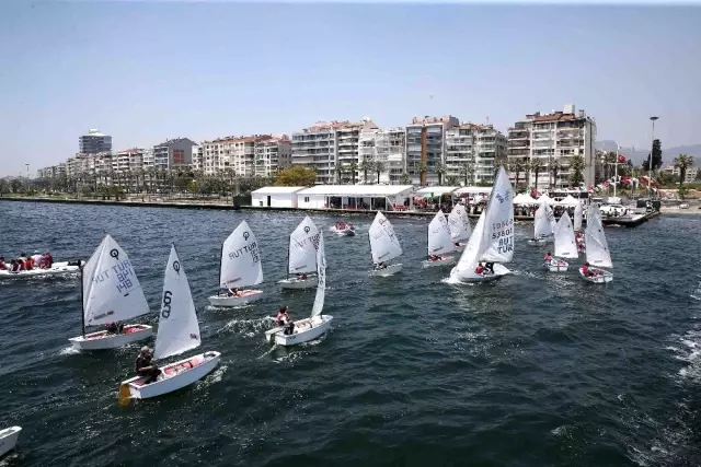 Karşıyaka'da ay-yıldızlı şölen Karşıyaka'da ay-yıldızlı şölen