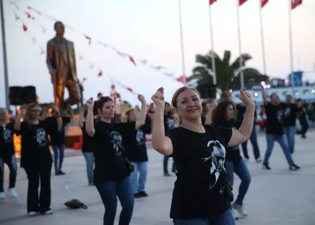 Karşıyaka'da ay-yıldızlı şölen Karşıyaka'da ay-yıldızlı şölen