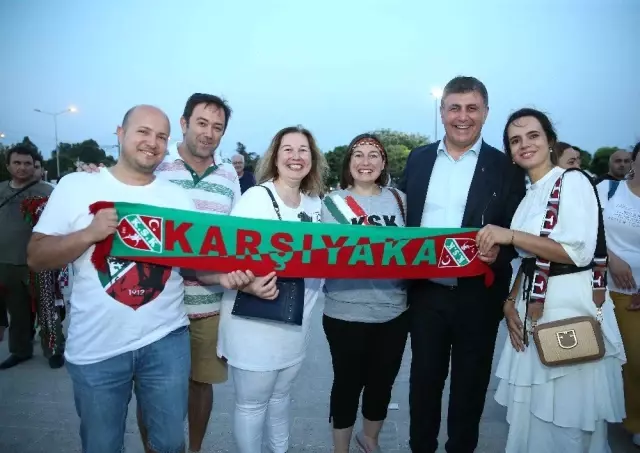 Karşıyaka'da ay-yıldızlı şölen Karşıyaka'da ay-yıldızlı şölen