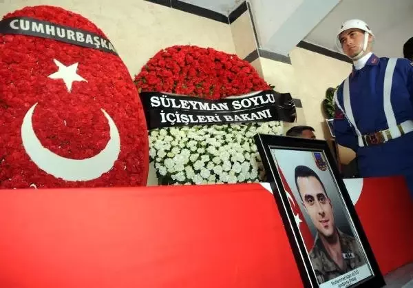 Kaza kurşunuyla şehit olan onbaşı, toprağa verildi Kaza kurşunuyla şehit olan onbaşı, toprağa verildi