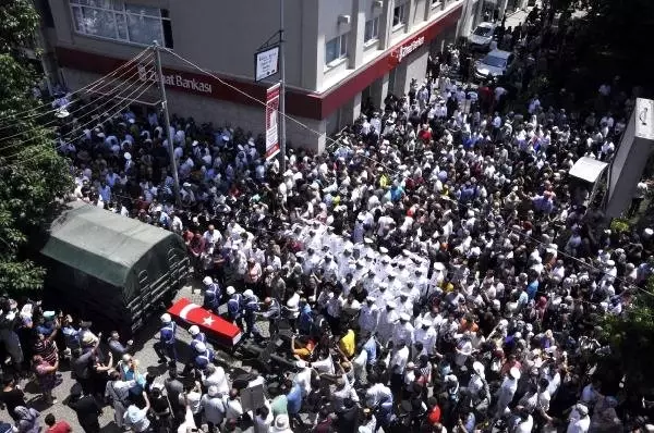 Kaza kurşunuyla şehit olan onbaşı, toprağa verildi Kaza kurşunuyla şehit olan onbaşı, toprağa verildi