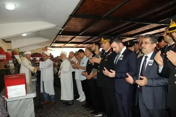 Kaza kurşunuyla şehit olan onbaşı, toprağa verildi Kaza kurşunuyla şehit olan onbaşı, toprağa verildi