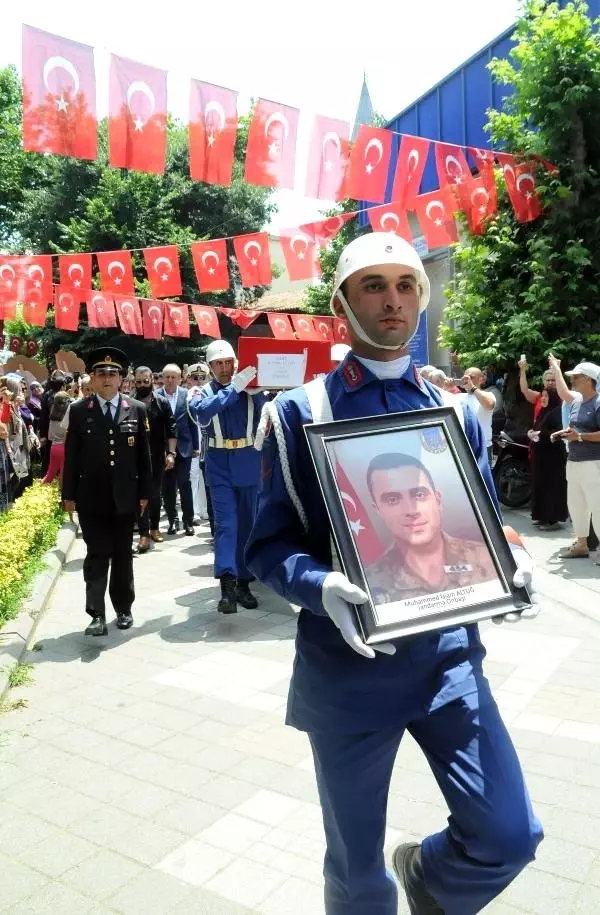 Kaza kurşunuyla şehit olan onbaşı, toprağa verildi Kaza kurşunuyla şehit olan onbaşı, toprağa verildi