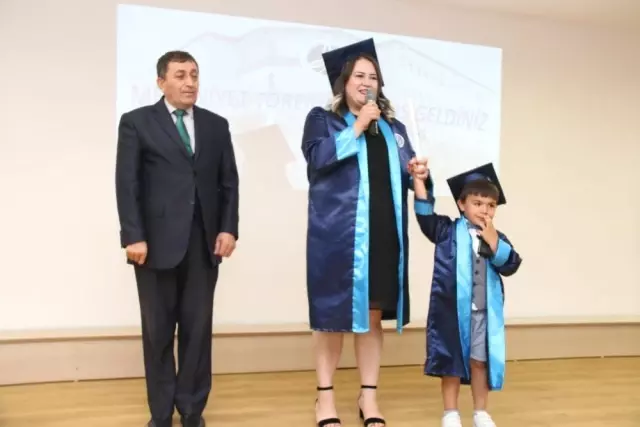 Mezuniyet diplomasını küçük oğlu ile aldı