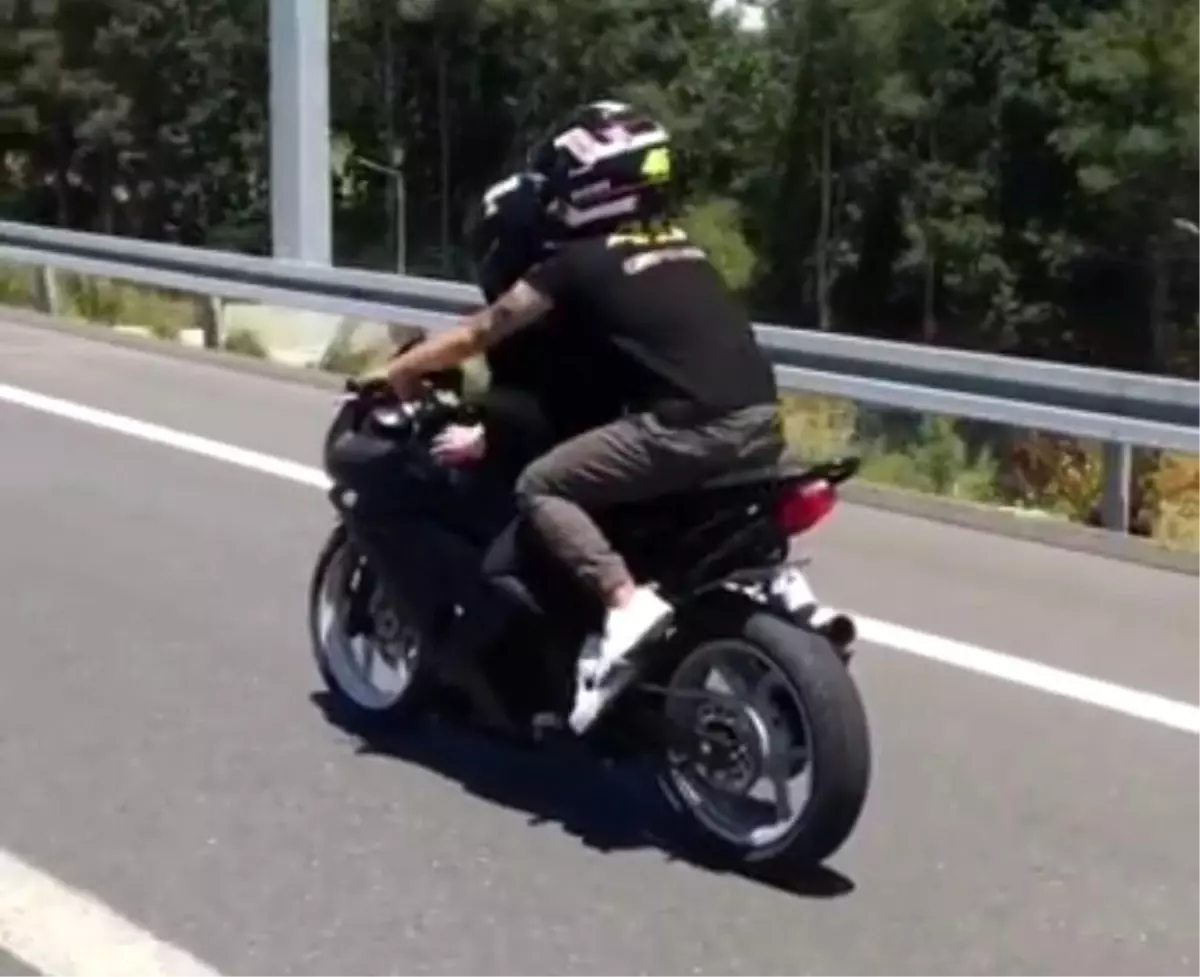 ( Özel) Seyir halindeki motosiklette kız arkadaşının üzerinden atlayıp gidonun başına geçen maganda...