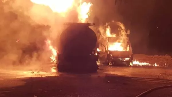 Pamukova'da park halindeki tanker ve minibüs yandı: 1 yaralı