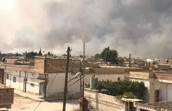 PKK/PYD'li teröristler buğday tarlasını yakıp, halay çekti