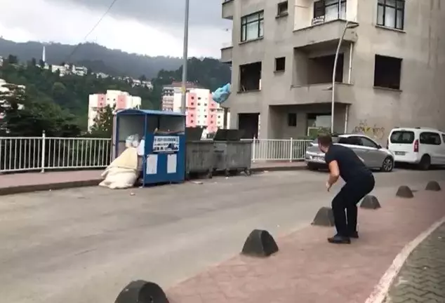 Rizeli vatandaşın yolun karşısından çöp attığı anlar sosyal medyayı salladı Rizeli vatandaşın yolun karşısından çöp attığı anlar sosyal medyayı salladı