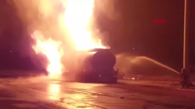 Sakarya - Pamukova'da park halindeki tanker ve minibüs yandı: 1 yaralı