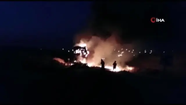 Saman yüklü tırın dorsesi küle döndü