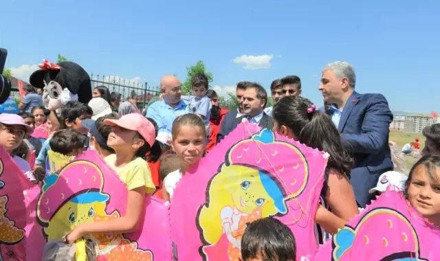 Uçurtmasını alan çocuklar parka koştu