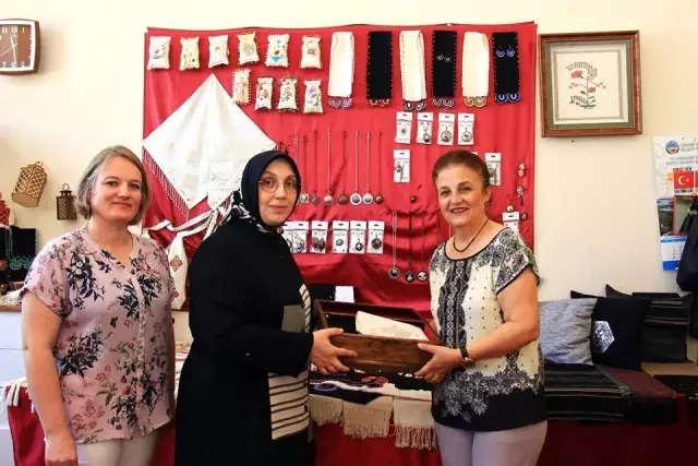 Vali Şentürk'ün eşinden Lefke Bezi atölyesine ziyaret Vali Şentürk'ün eşinden Lefke Bezi atölyesine ziyaret
