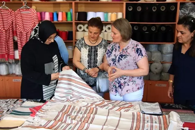 Vali Şentürk'ün eşinden Lefke Bezi atölyesine ziyaret Vali Şentürk'ün eşinden Lefke Bezi atölyesine ziyaret