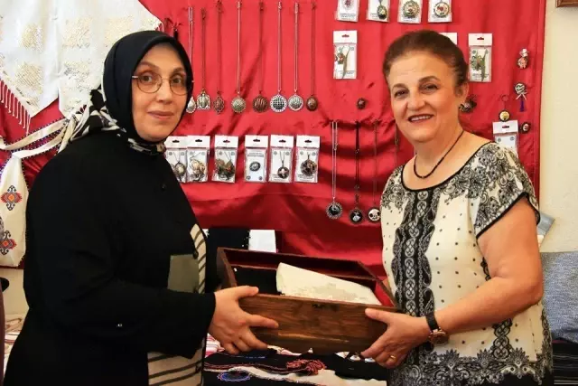 Vali Şentürk'ün eşinden Lefke Bezi atölyesine ziyaret Vali Şentürk'ün eşinden Lefke Bezi atölyesine ziyaret