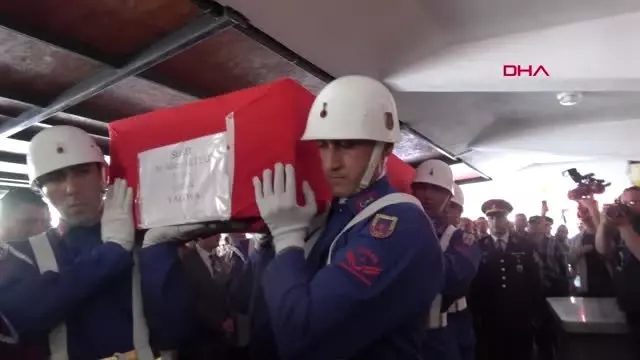 YALOVA Kaza kurşunuyla şehit olan onbaşı, toprağa verildi YALOVA Kaza kurşunuyla şehit olan onbaşı, toprağa verildi