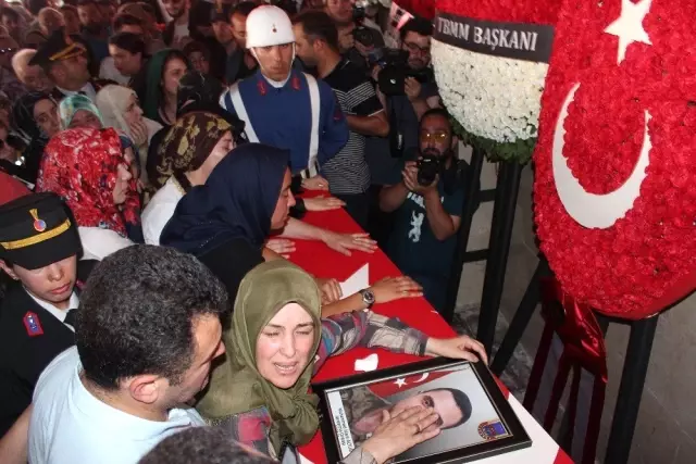 Yalova şehidini uğurladı Yalova şehidini uğurladı