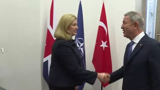 Bakan Akar, İngiliz mevkidaşıyla görüştü