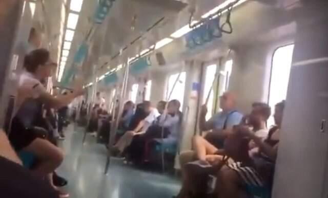 Başörtülü kadına metroda çirkin saldırı!