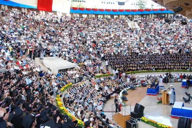 Bilkent Üniversitesi görkemli bir törenle 2019 mezunlarını uğurladı Bilkent Üniversitesi görkemli bir törenle 2019 mezunlarını uğurladı