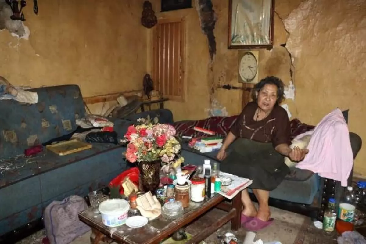Çatısı çökmek üzere olan evde yaşam mücadelesi