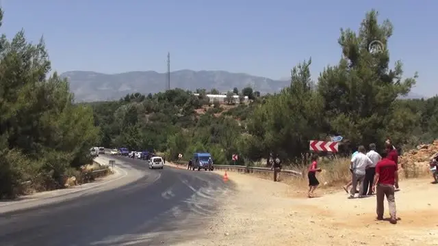 Domates yüklü tır çaya devrildi: 1 ölü Domates yüklü tır çaya devrildi: 1 ölü