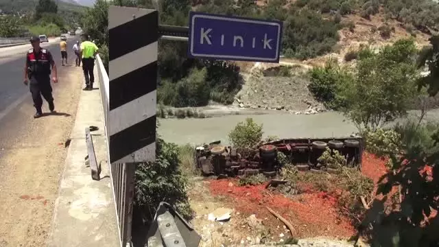 Domates yüklü tır çaya devrildi: 1 ölü Domates yüklü tır çaya devrildi: 1 ölü