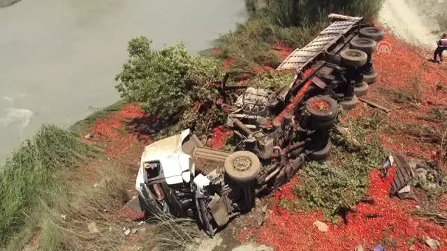 Domates yüklü tır çaya devrildi: 1 ölü Domates yüklü tır çaya devrildi: 1 ölü