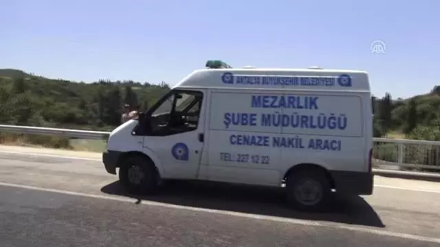 Domates yüklü tır çaya devrildi: 1 ölü Domates yüklü tır çaya devrildi: 1 ölü