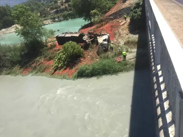 Domates yüklü tır köprüden uçtu: 1 ölü Domates yüklü tır köprüden uçtu: 1 ölü