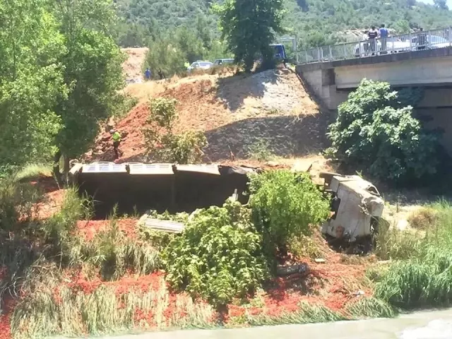Domates yüklü tır köprüden uçtu: 1 ölü Domates yüklü tır köprüden uçtu: 1 ölü