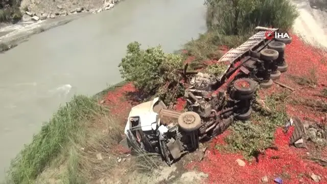 Domates yüklü tır köprüden uçtu: 1 ölü Domates yüklü tır köprüden uçtu: 1 ölü