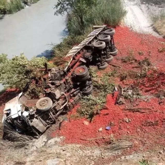 Domates yüklü tır köprüden uçtu: 1 ölü Domates yüklü tır köprüden uçtu: 1 ölü