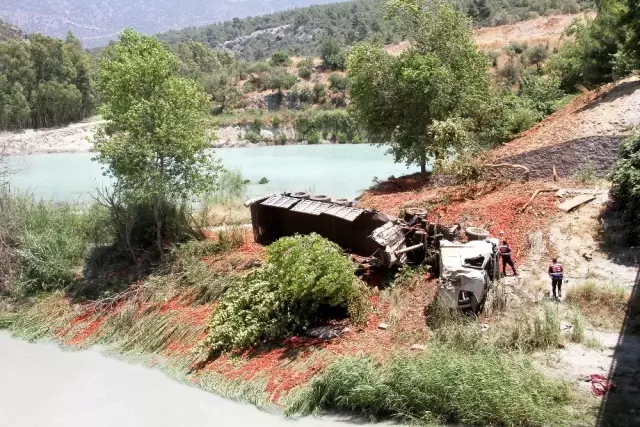 Domates yüklü tır köprüden uçtu: 1 ölü Domates yüklü tır köprüden uçtu: 1 ölü
