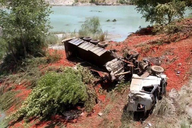 Domates yüklü tır köprüden uçtu: 1 ölü Domates yüklü tır köprüden uçtu: 1 ölü