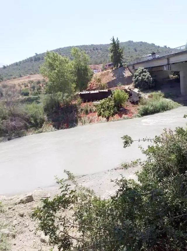 Domates yüklü tır köprüden uçtu: 1 ölü Domates yüklü tır köprüden uçtu: 1 ölü